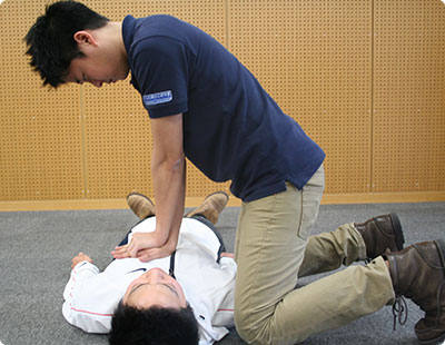 倒れている人がいる！